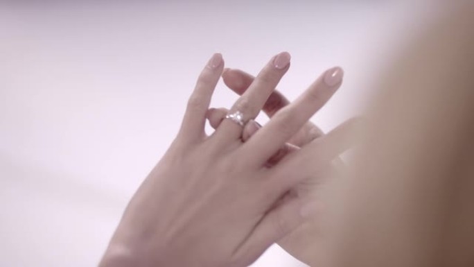 戴戒指的女人钻石戒指珠宝首饰