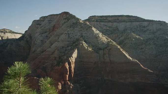 平移风景优美的镜头显示坐在悬崖边缘的女人