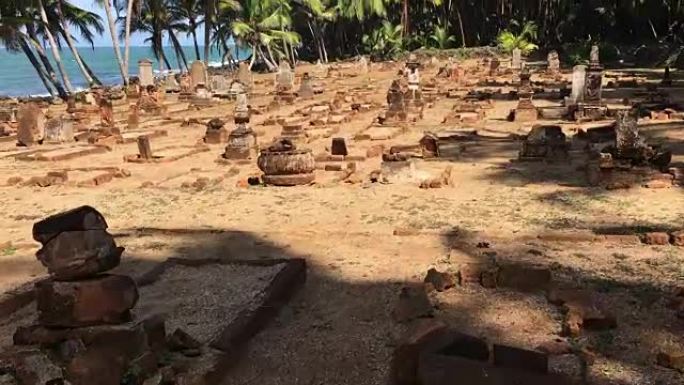 热带海岸古老的废墟墓地