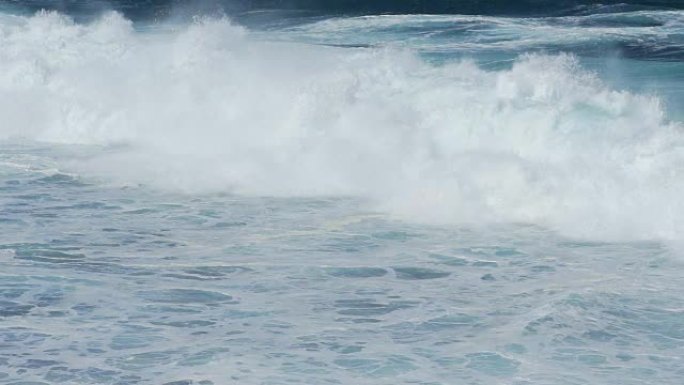 海浪在慢动作中破裂和撞击