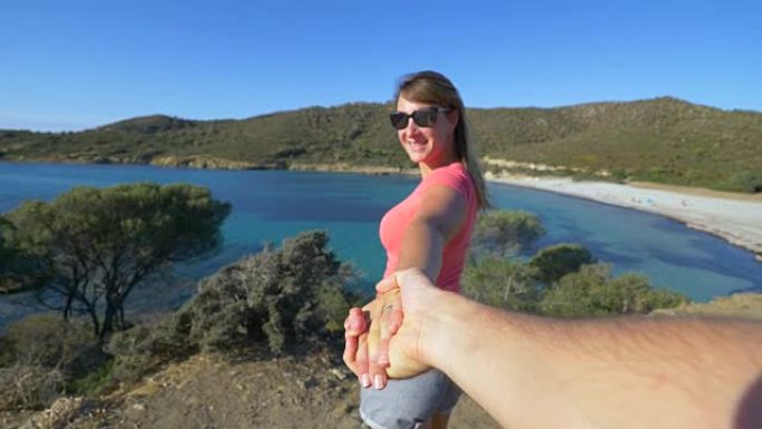 POV: 快乐的年轻女子在意大利风景秀丽的海岸上方牵着你。