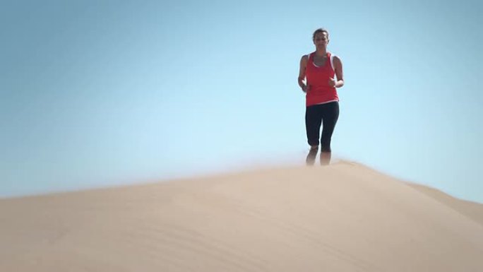 做运动的女人沙漠运动