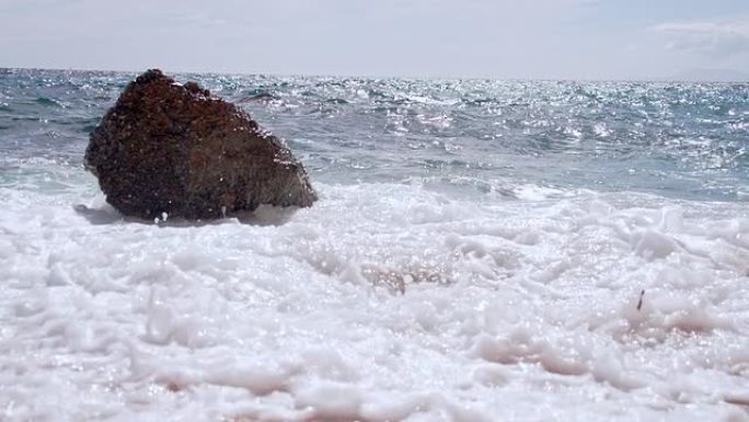 SLO MO海浪拍打海滩上的岩石