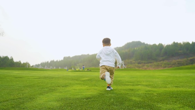 小孩草地奔跑美好童年小孩奔跑背影健康成长