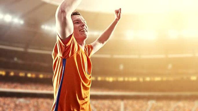足球运动员庆祝胜利，并在职业体育场快乐地举起手臂，而阳光普照