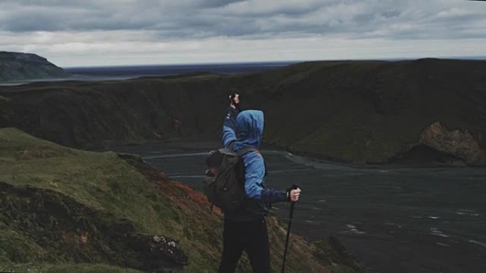 在火山景观中行走的北欧人