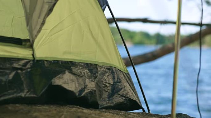 在瑞典湖边的帐篷里露营