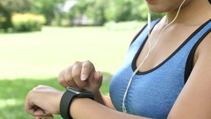 使用智能手表检查脉搏的运动女性
