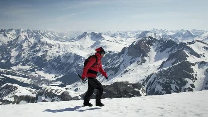 登山者在山上的雪地上行走