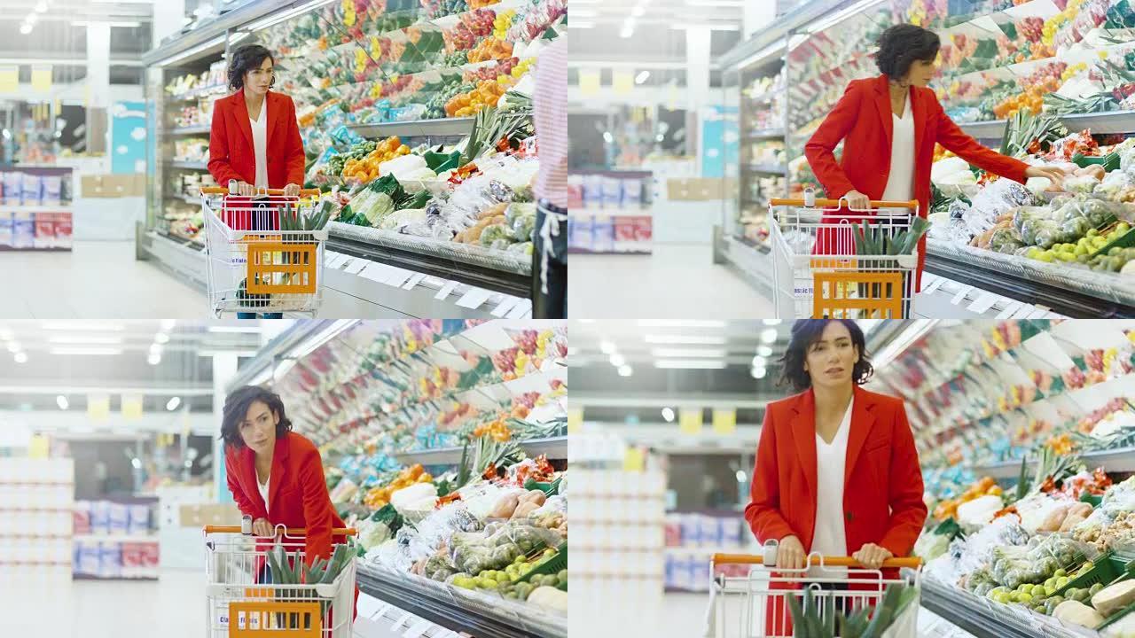在超市: 美丽的年轻女子走过新鲜农产品区，选择蔬菜并将其放入购物车。顾客在商店购买水果和蔬菜。