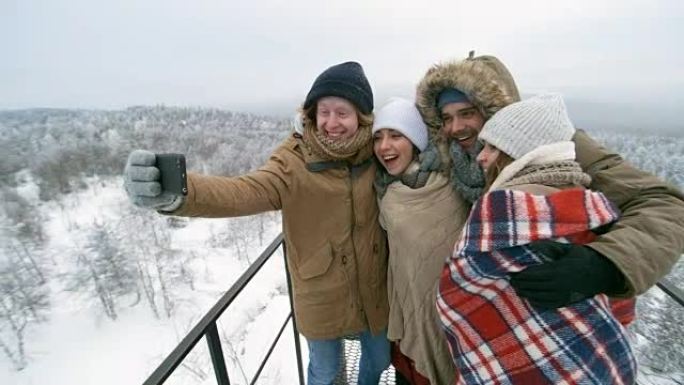 快乐的年轻游客在冬季户外拍照