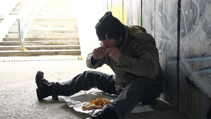 高清多莉: 无家可归的人吃食物
