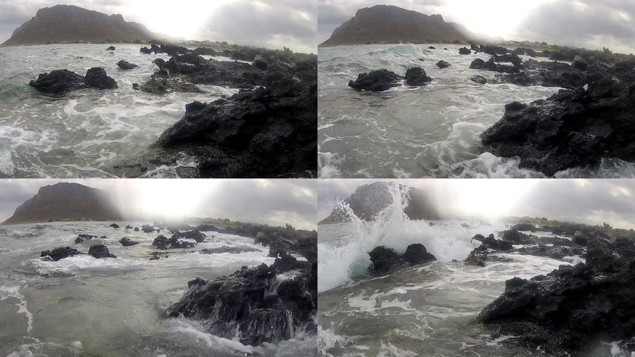波浪在岩石上破碎波浪在岩石上破碎拍打