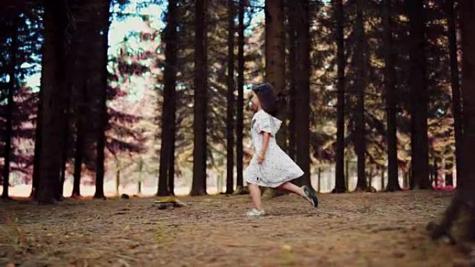 快乐的女孩在森林中跳跃