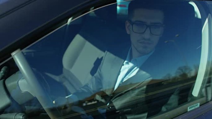一位穿着西装的商人在他的汽车上使用全息术和增强现实技术，在摩天大楼的办公室中以3D图形看到金融经济学