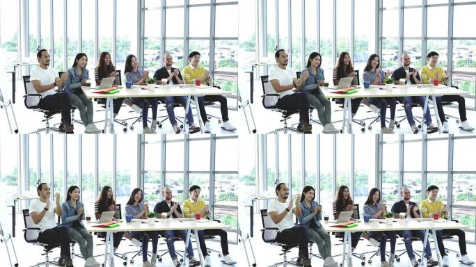 4k镜头亚洲和多民族商务人士团队成员团队场景休闲西装快乐拍手在现代工作场所，人们商务团体概念