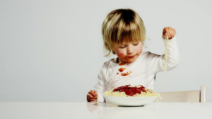 正在进食的孩子小孩吃东西