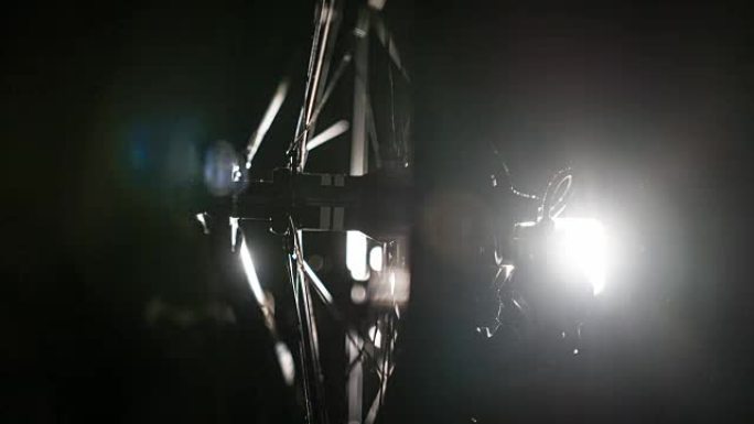 夜间自行车轮胎和齿轮的特写镜头，由人工照明照明