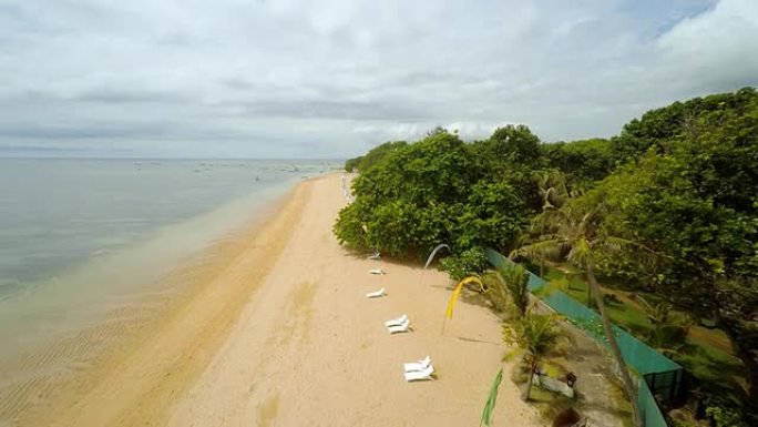 巴厘岛美丽的海滩风平浪静航拍视角生态环境