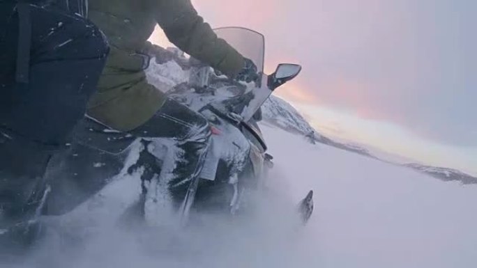 POV用雪地车在雪地里飞驰