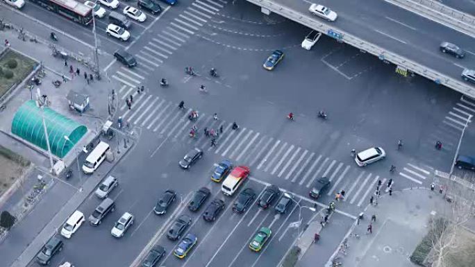 中国北京过街人群的T/L哈齐女士鸟瞰图