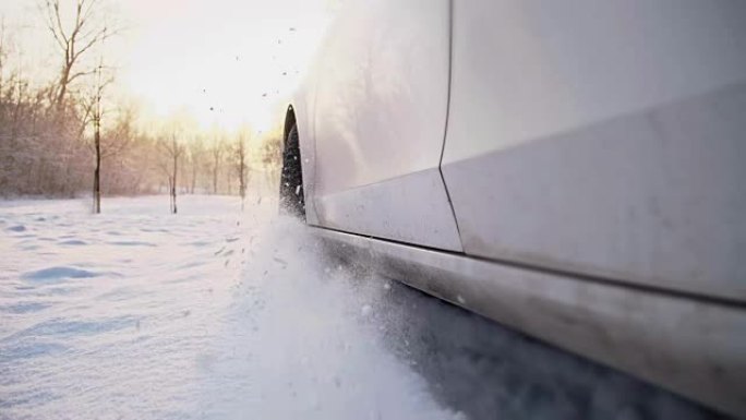 SLO MO汽车在雪中牵引力不好
