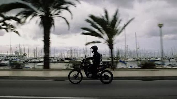 骑摩托车旅行的年轻女子。热带气候
