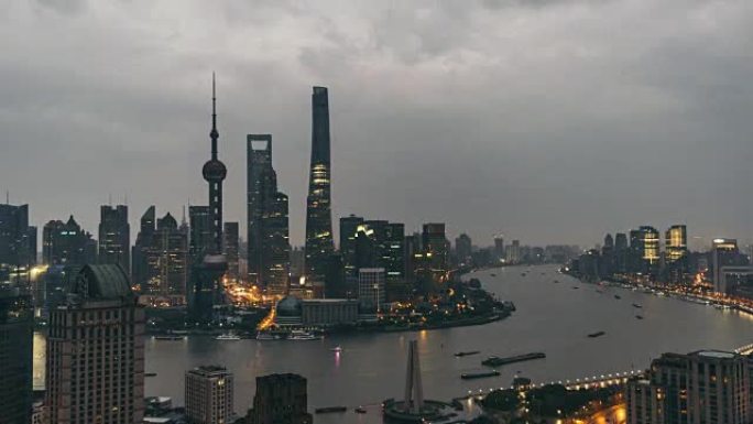 T/L WS HA ZO上海天际线高角度视图，黎明到白天的过渡/中国上海