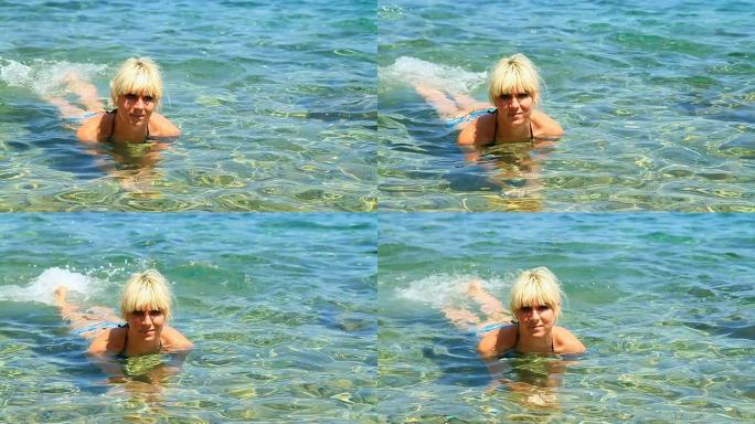 高清慢动作：女人在浅水中享受乐趣
