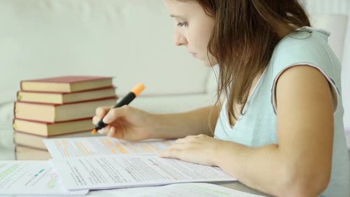 女孩学习并强调重要事实