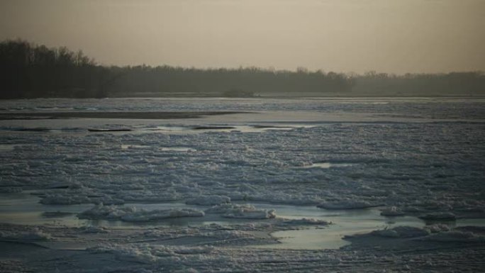 深冬。冰冻的河流
