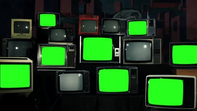 许多带有绿色屏幕的电视。铁调。80年代的美学。