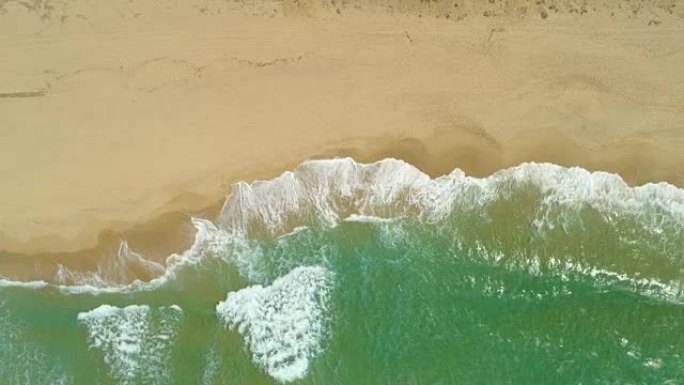 复制空间: 在碧绿的海浪上飞翔，冲刷着空旷的沙滩。