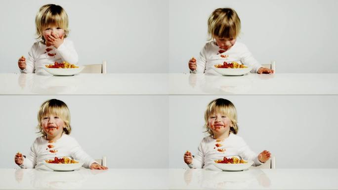 正在进食的孩子用手拿吃的男孩满嘴都是花脸