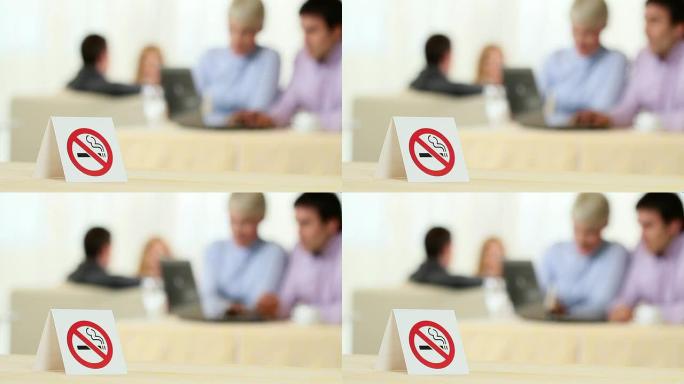 禁止吸烟！交谈