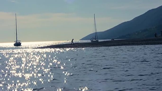 高清：日落时的海岸场景