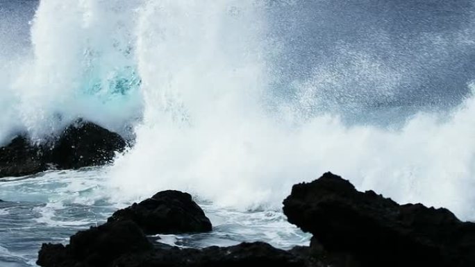 崎岖不平的海岸海浪海风