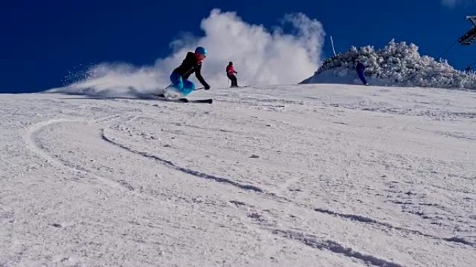 SLO MO人在滑雪场上滑雪