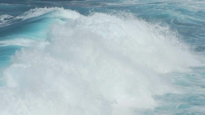 大海浪破碎和撞击汹涌的浪花冲浪