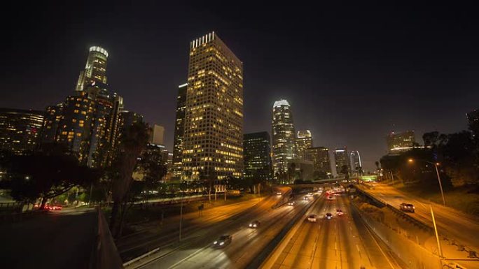 夜晚的洛杉矶高速公路