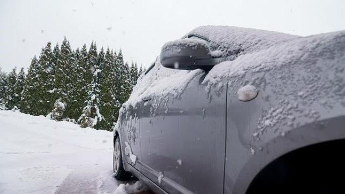 前院下着大雪，前景是一辆汽车