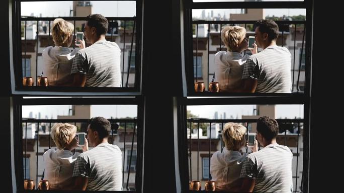 快乐的年轻朋友一起坐在纽约的一个小阳台上，从公寓的窗户可以看到，使用智能手机购物应用程序