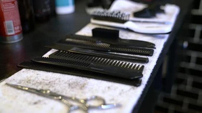 理发店餐巾纸上的剪刀和梳子