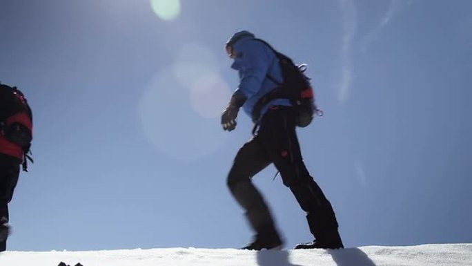 登山者在山上的雪地上行走