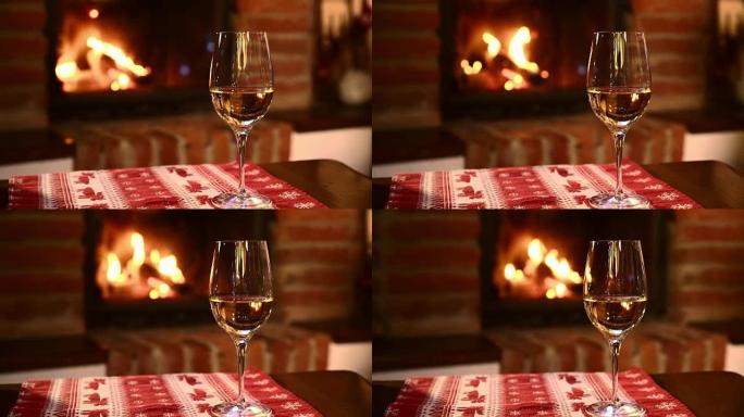 壁炉旁的DS杯白葡萄酒