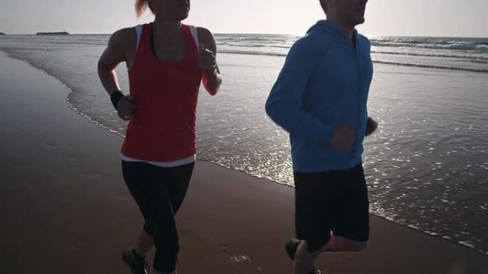 在海滩上慢跑海边外国人运动健身奋斗拼搏
