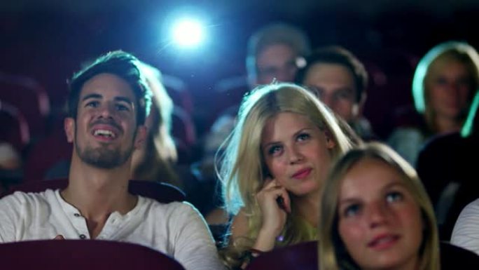 人们在看电影情侣观众席