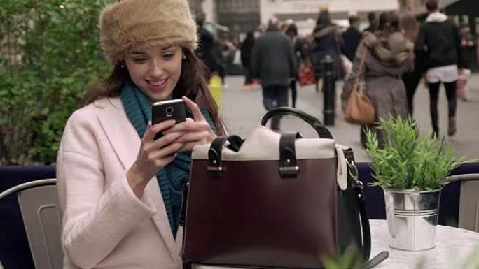 街头手提包智能手机打字线上购物微信短信