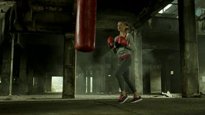 女拳击手训练升格慢镜头废旧工业风搏击挥拳