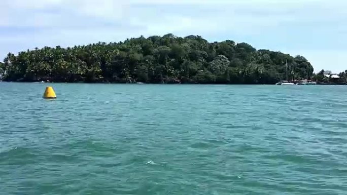 从船上看到的魔鬼岛。法属圭亚那